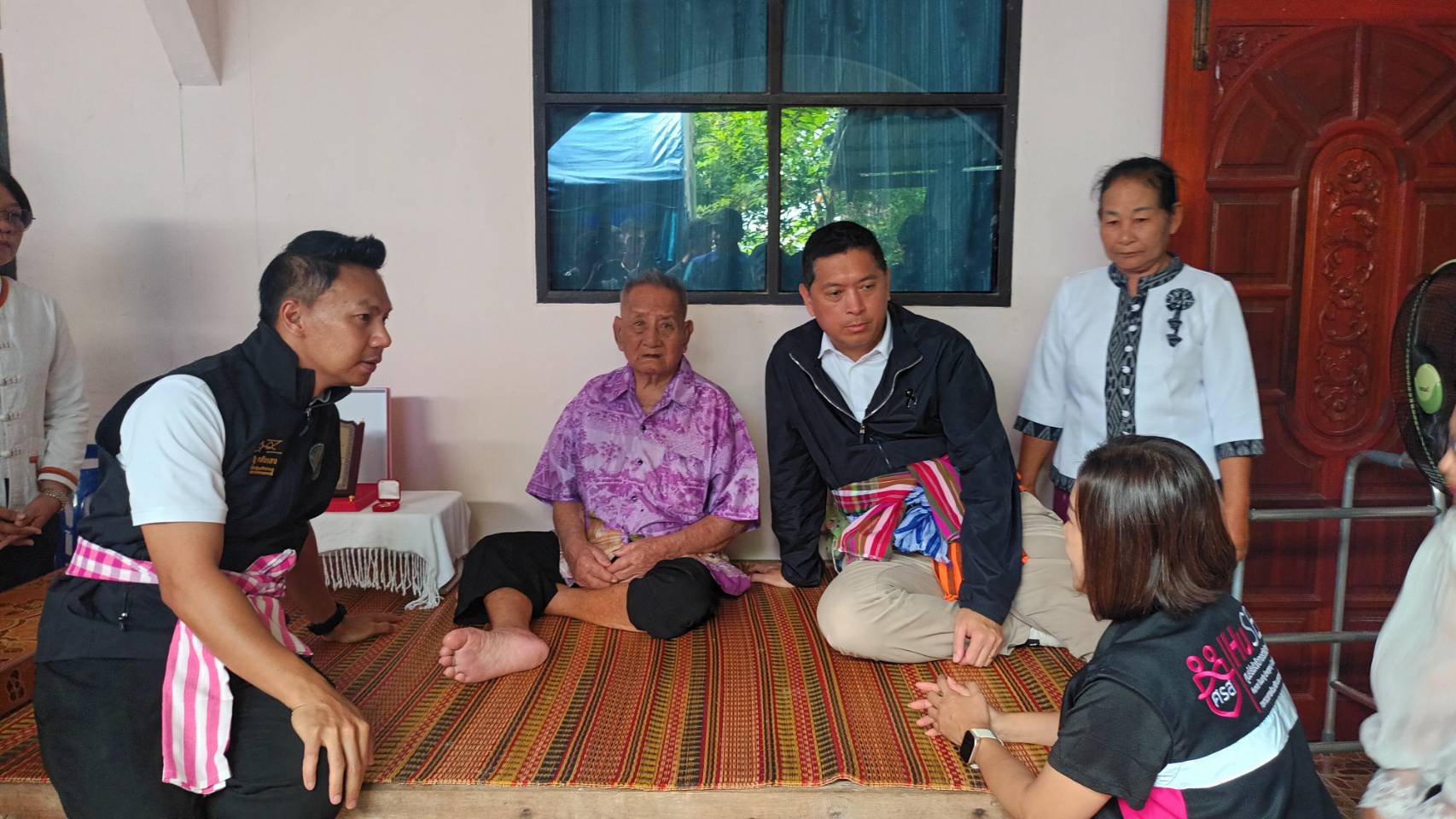 รมว.พม. ลงพื้นที่อำเภอชื่นชม เยี่ยมผู้สูงอายุวัย 104 ปี 2 ราย พร้อมมอบเงินช่วยเหลือผู้ประสบปัญหาทางสังคมและเครื่องอุปโภคบริโภค